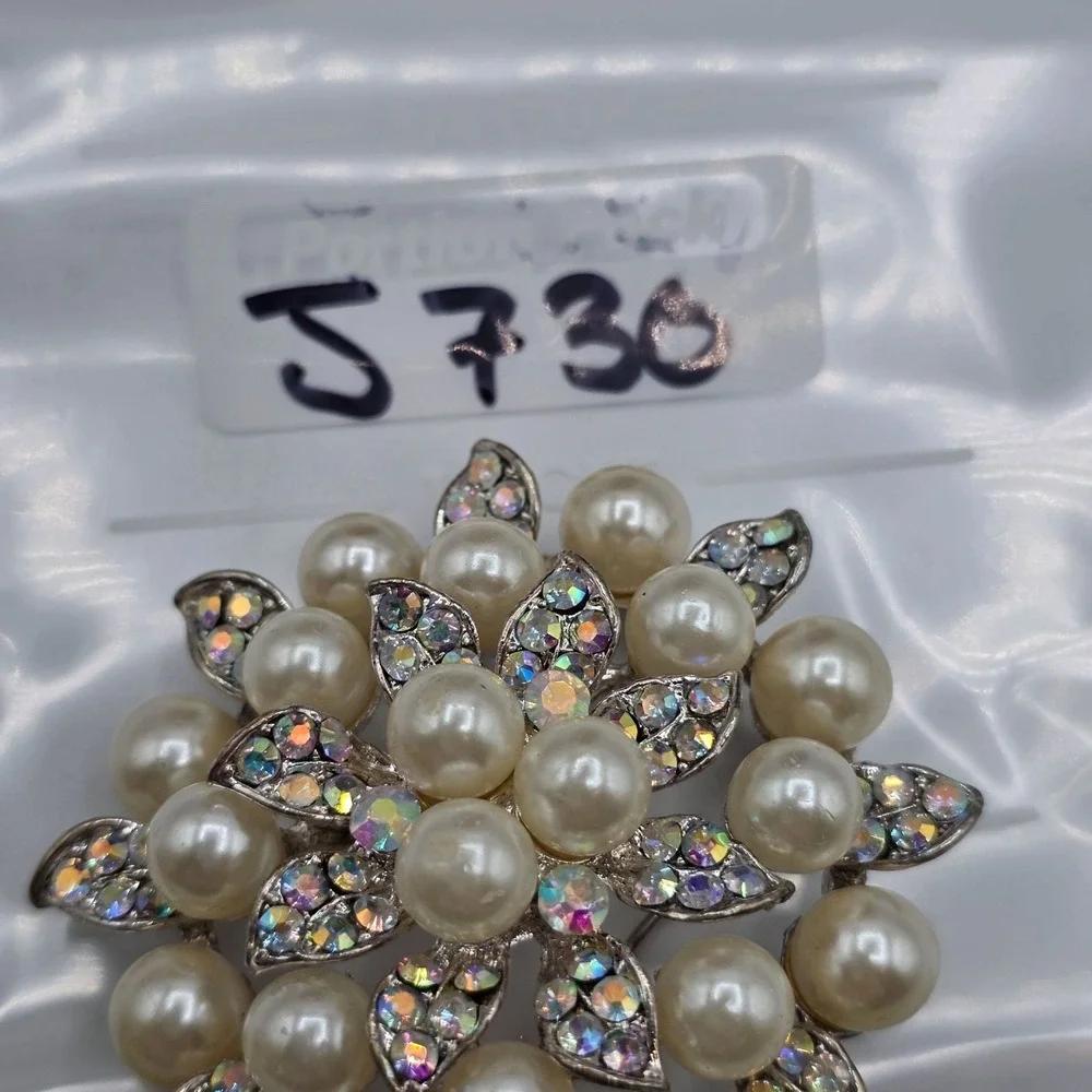 Stunning Faux Pearl Rhinestone Flower Brooch Pin Vintage Costume Jewelry‎ Silver
